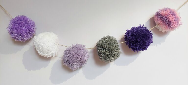 Une guirlande de pompons multicolores