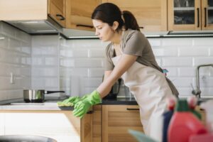 Ménage de la cuisine avec gants