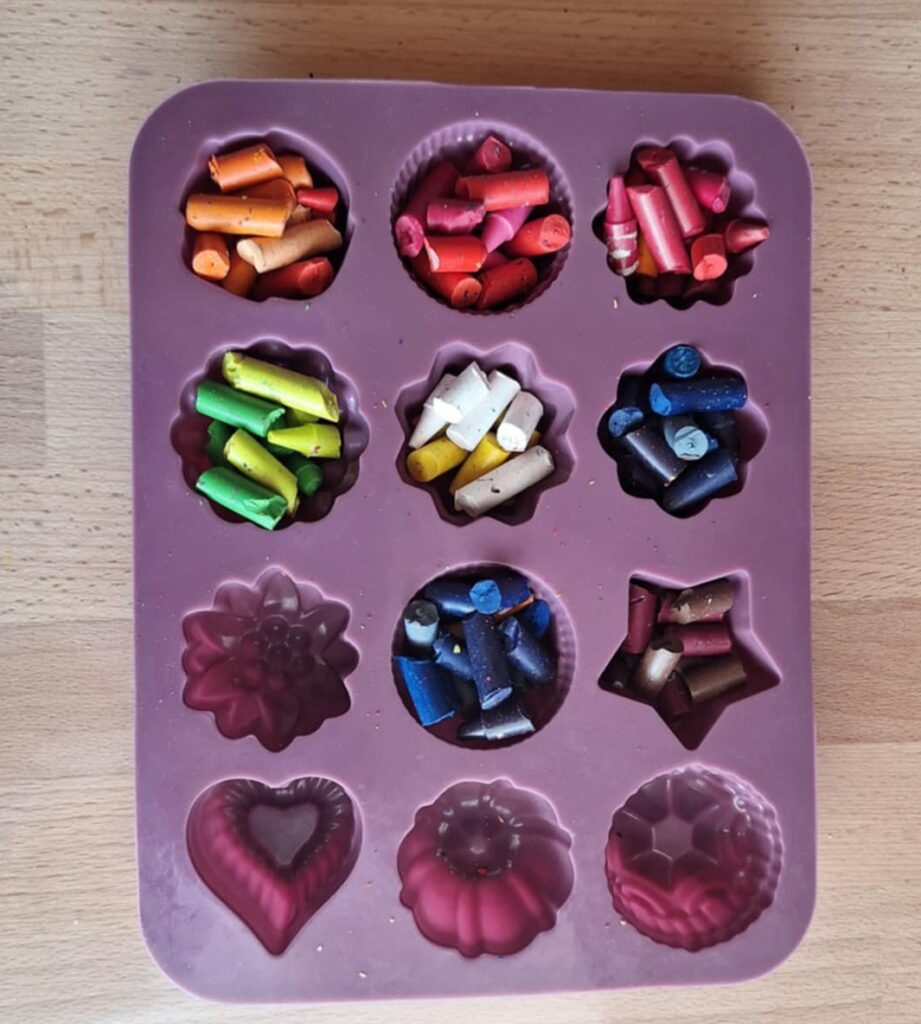 Crayons de cire dans le moule